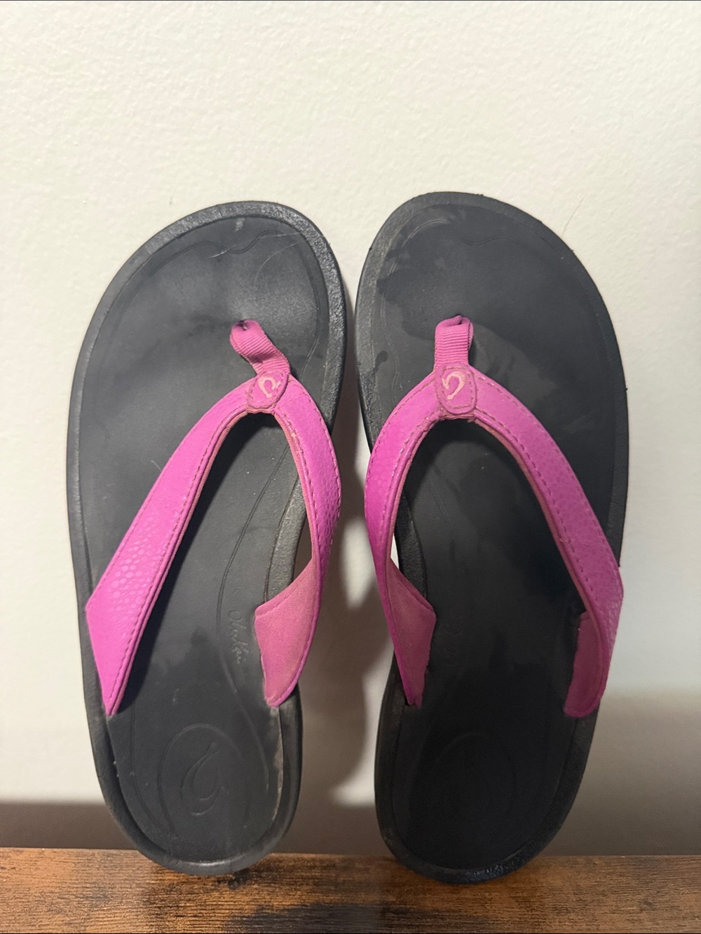 OluKai Pink Patterned Flip Flops Women’s Size 6
